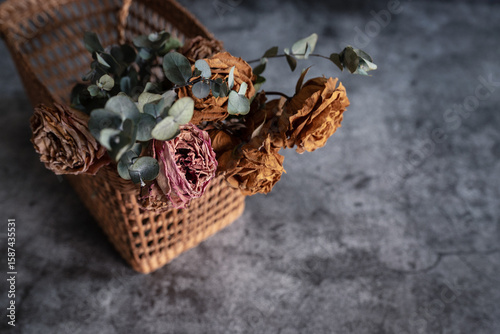 カゴに入った薔薇とユーカリのドライフラワー
