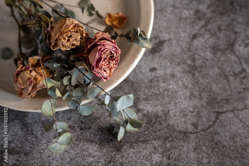 器に盛った薔薇とユーカリのドライフラワー