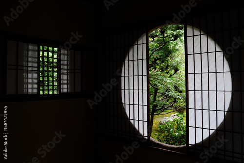 東福寺塔頭芬陀院の風情ある丸窓