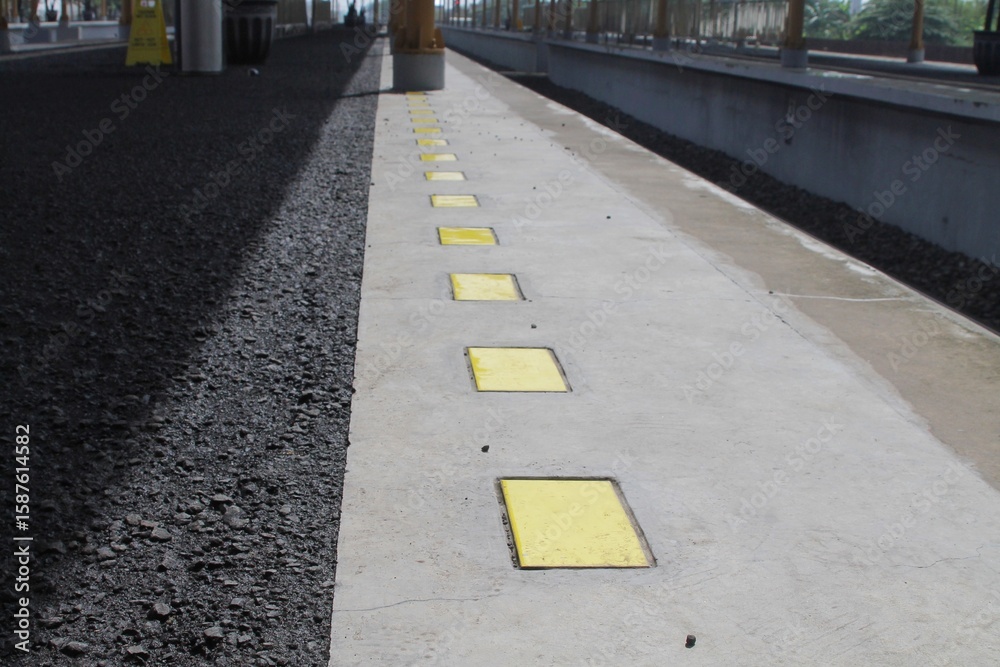 Obraz premium Modern Railway Platform With Yellow Markings and Urban Architecture