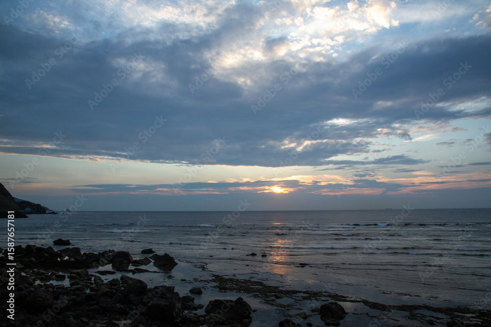 Fototapeta premium 夏の奄美大島の夜明けの風景。