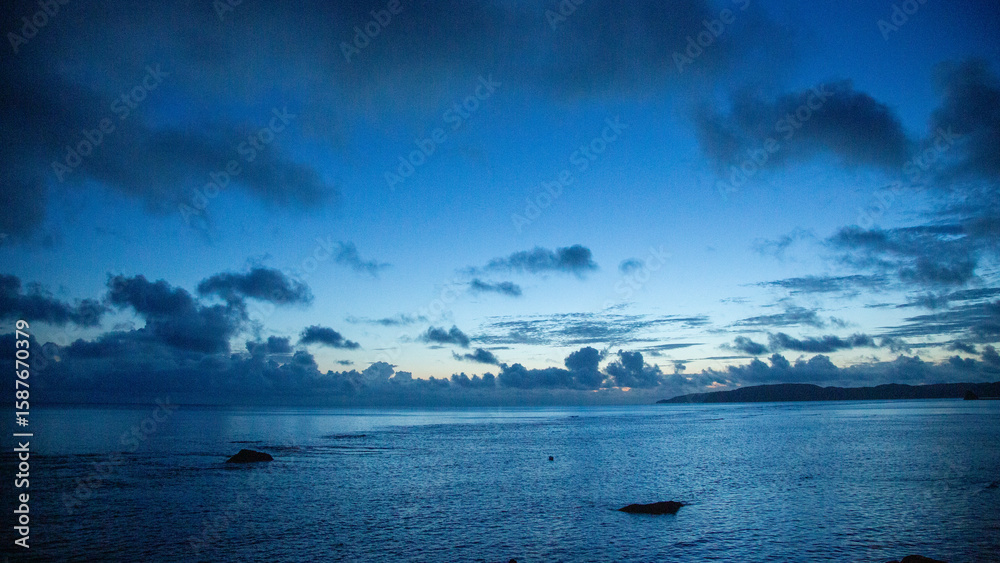 Obraz premium 夏の奄美大島の夜明けの風景。