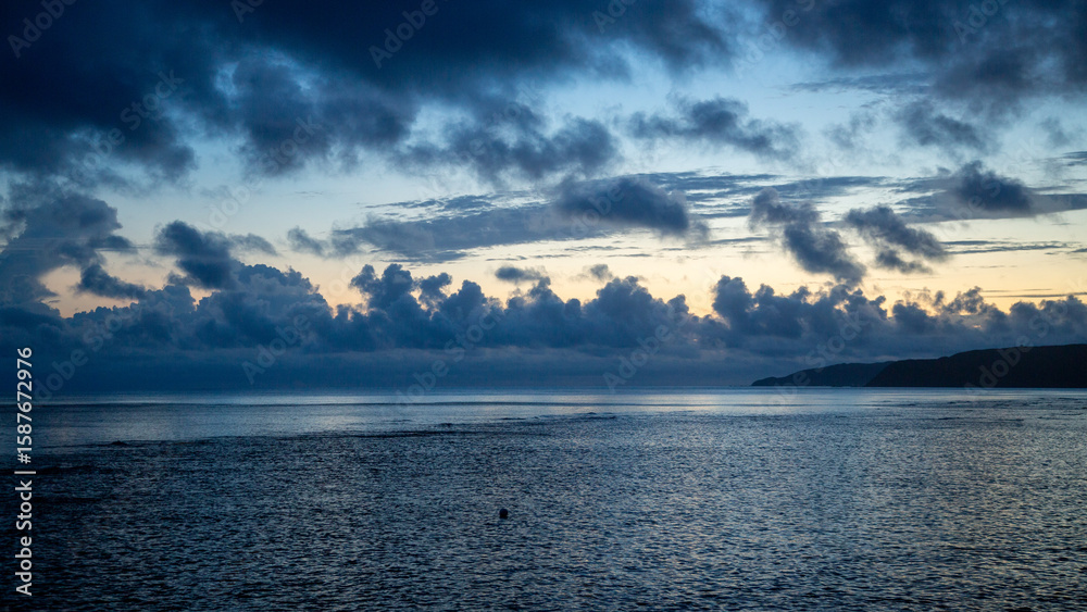 Fototapeta premium 夏の奄美大島の夜明けの風景。
