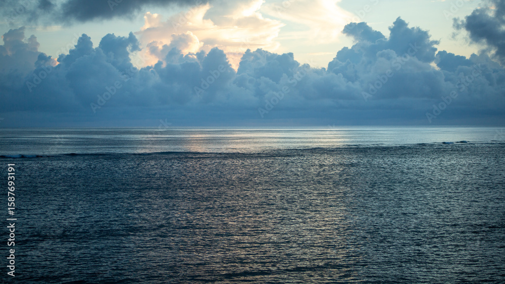 Obraz premium 夏の奄美大島の夜明けの風景。