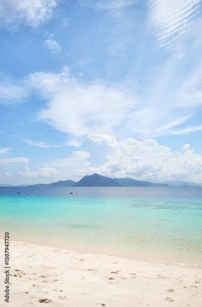 Fototapeta premium Sibuan Island in the Tun Sakaran Marine Park, Sabah, Borneo, Malaysia.