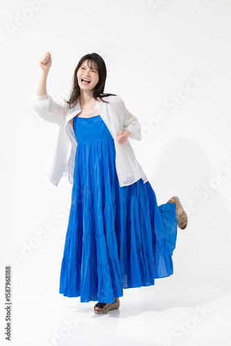 喜ぶ女性（全身）