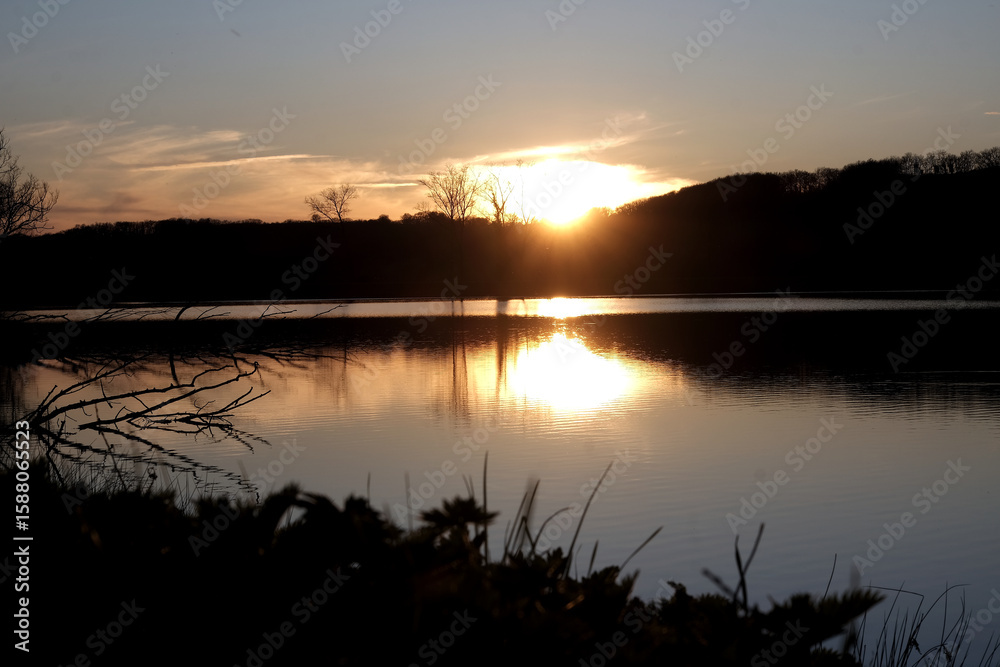 Obraz premium couché de soleil sur un lac de campagne