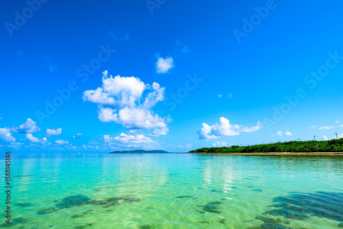  エメラルドグリーンの海と青空が広がる竹富島の絶景