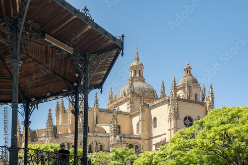 Fotografie Segovia Cathedral with bandstand foreground.