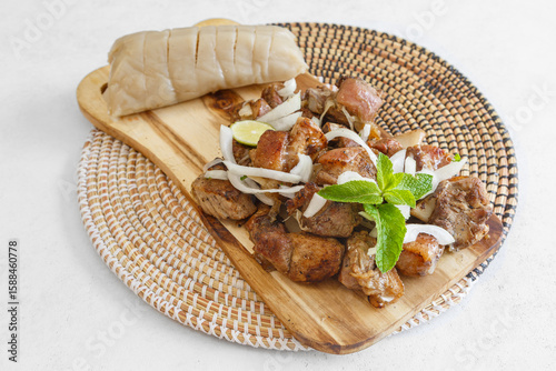 Mipanzi (travers de porc) avec chikwangue (pain de manioc) – plat congolais typique