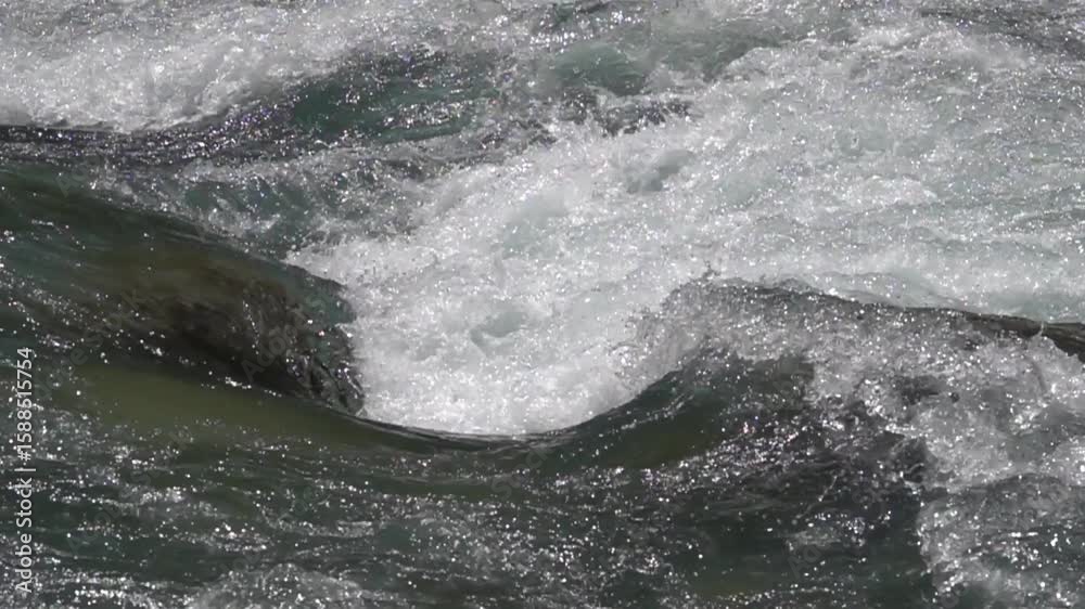Vue rapprochée au ralenti sur des remous de courants rapides en rivière de montagne