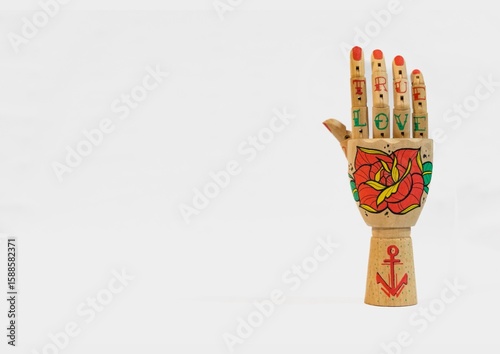 Main en bois articulé et coloré 