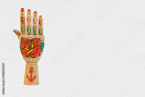 Main en bois tatoué et articulé