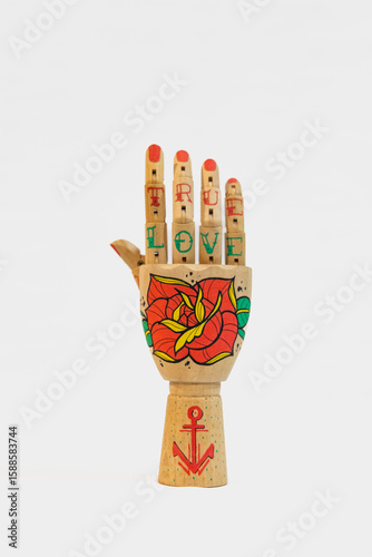 Main en bois articulé tatoué 