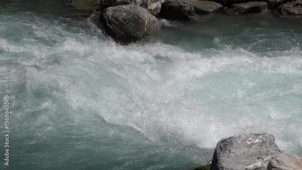 Vue sur des courants rapides de rivière de montagne à vitesse réelle