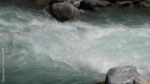 Vue sur des courants rapides de rivière de montagne à vitesse réelle