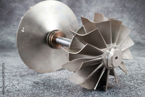 Foto Close up Turbocharger rotor Shaft, impeller Shaft wheel turbocharger, turbine Shaft turbocharger on isolated background