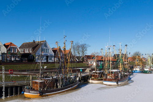 Am Hafen von Greetsiel im Winter