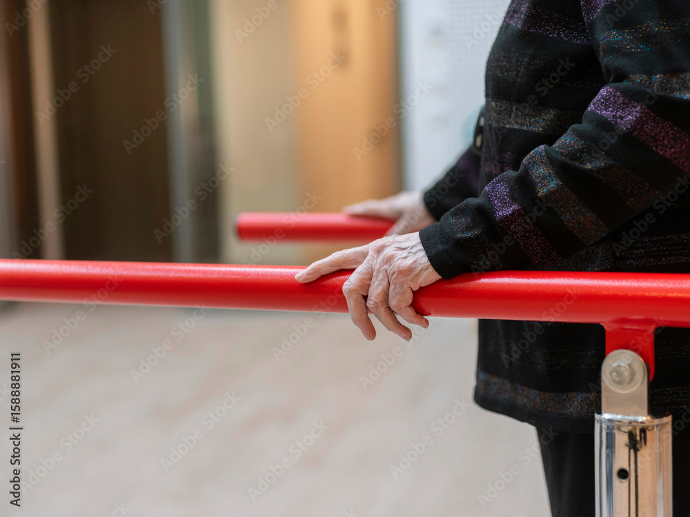 Ταπετσαρία Senior patient using red parallel bars for mobility training and balance rehabil