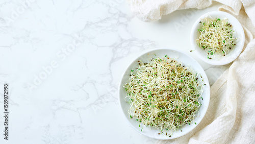 Foto flat lay heap of alfalfa sprout leaf in bowl on white food table background with