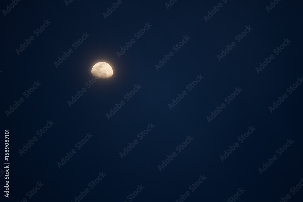Obraz premium Misty Moon in a Twilight Sky with a Soft Glow