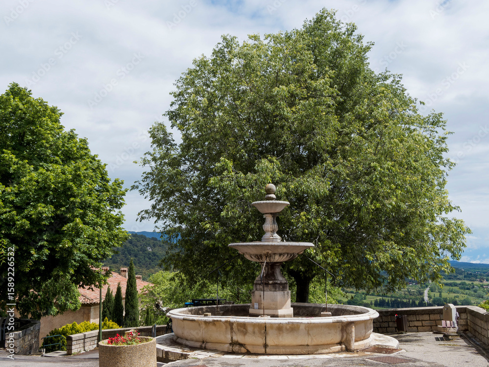 Obraz premium Le village provençale de Moissac-Bellevue (Var). La Fontaine de Prestige au centre du village
