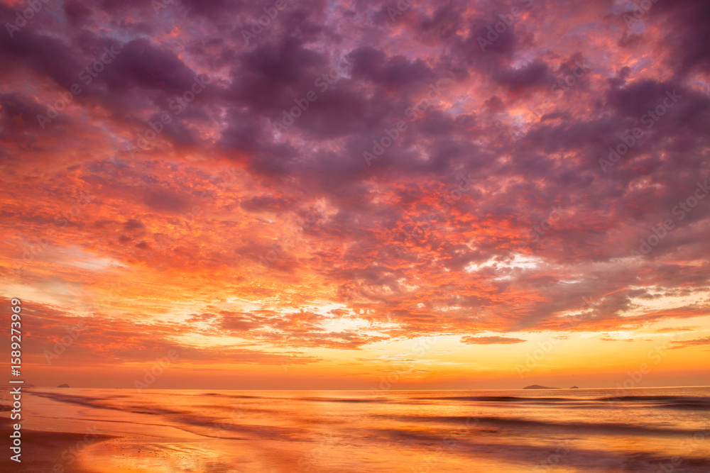 Obraz premium The morning sun at the seaside with a beautiful light.