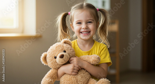 criança menina feliz sorridente com seu urso de pelúcia