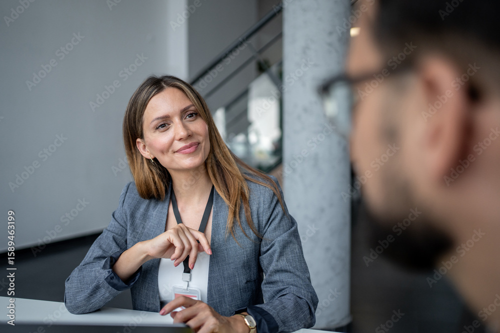 Obraz premium Businesswoman listening to colleague during meeting in office