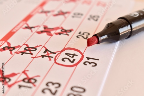 Calendar with crossed-out dates and one circled day, next to a marker. Concept of countdown, planning, and anticipation. Texts appear in Spanish.

