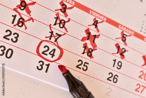 Marked calendar showing past days crossed out and a special date highlighted. Represents waiting and preparation. Calendar is labeled in Spanish.