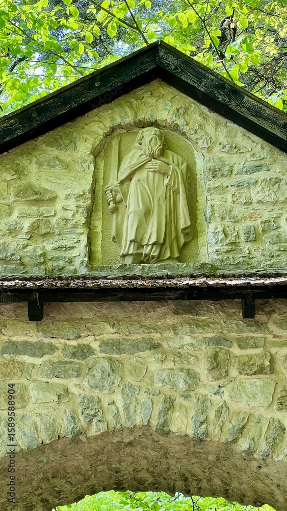 Φωτογραφία Close-up of Brama Siedlecka gate fragment in Dolina Eliaszowki, Krzeszowice, Lesser Poland Voivodeship