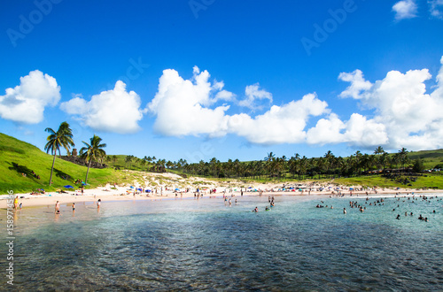 playa de aguas cristalinas y arena blanca 