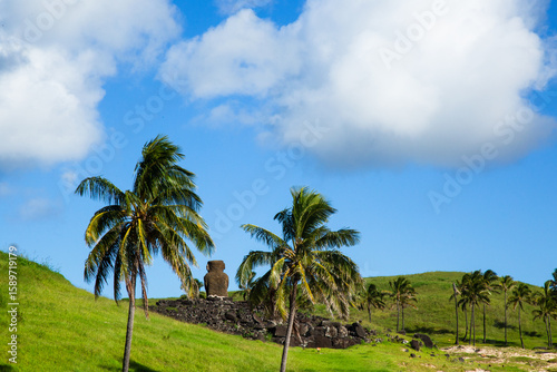 moai en playa de anakena