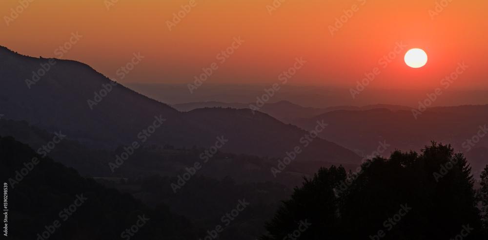 Fototapeta premium Panorama et soleil orange