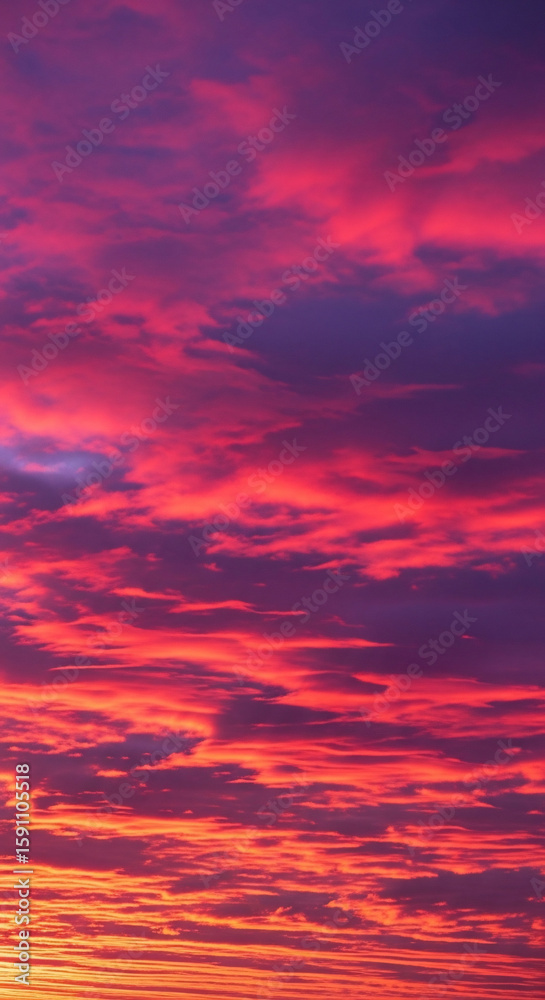 Fototapeta premium Vibrant Sunset Sky with Fiery Red and Purple Clouds