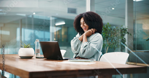Foto Laptop, smile and success with business woman in office for goals, good news or milestone