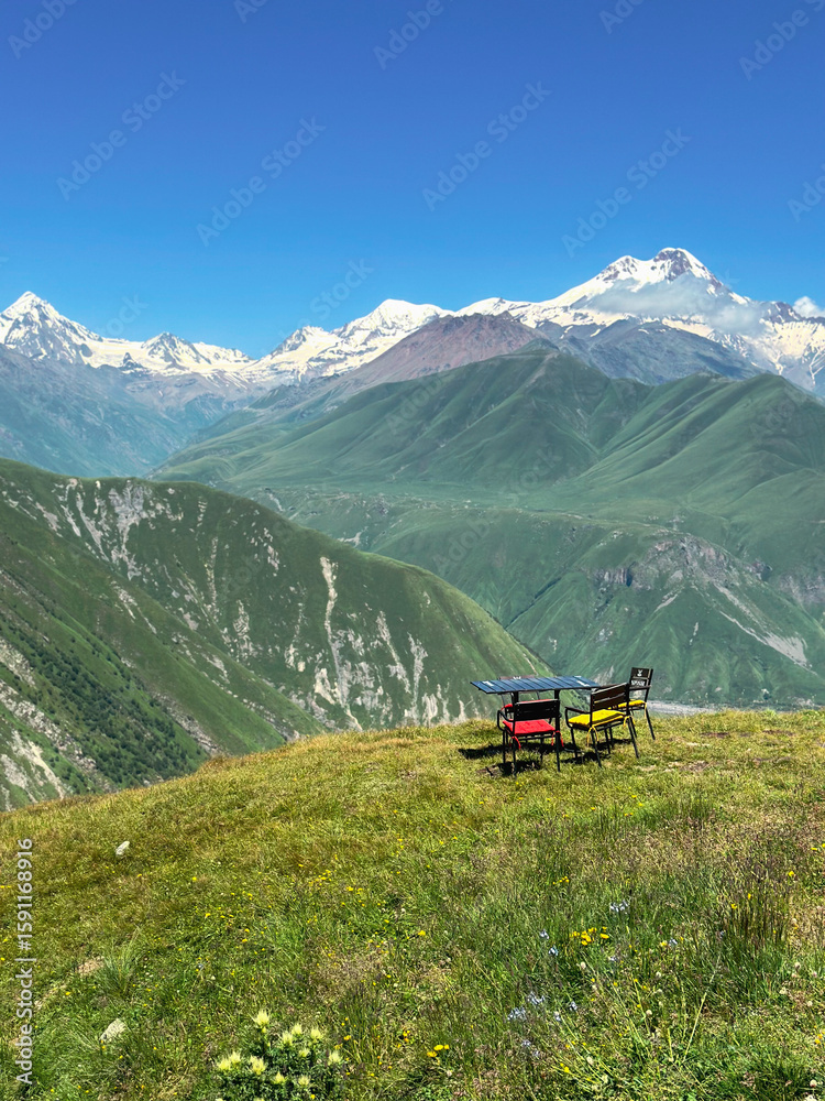 Naklejka premium Table sets and the mountain view