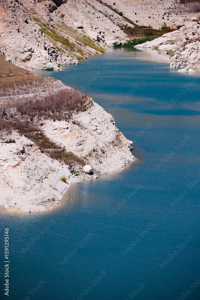 Obraz premium Shores of the Amadorio reservoir in Villajoyosa