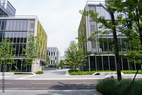 Modern commercial buildings are set in green and environmentally friendly green landscapes, with the appearance of commercial and office buildings and urban modern architectural structures