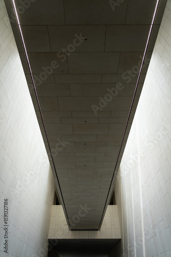 The interior public space design of modern museums reflects a sense of spaciousness and the texture of materials