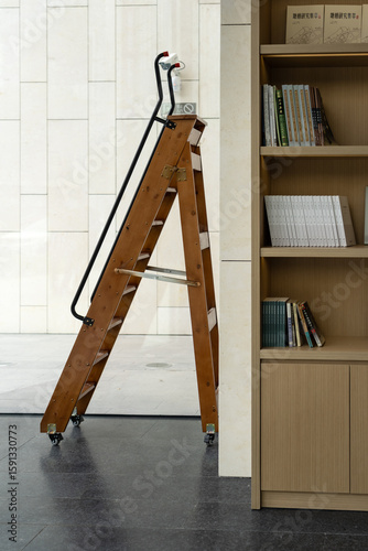 The interior public space design of modern museums reflects a sense of spaciousness and the texture of materials