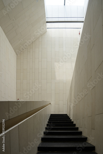 The interior public space design of modern museums reflects a sense of spaciousness and the texture of materials