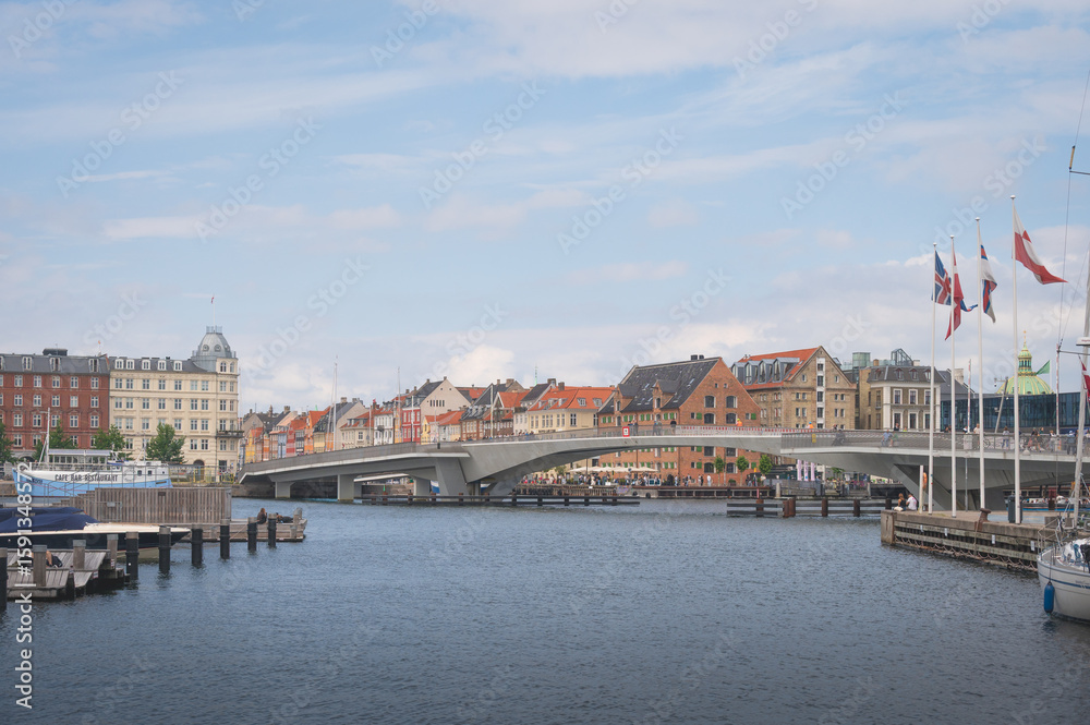 Obraz premium The bridge Inderhavnsbroen connecting to Nyhavn seen on a warm summer day in Copenahgen, Denmark