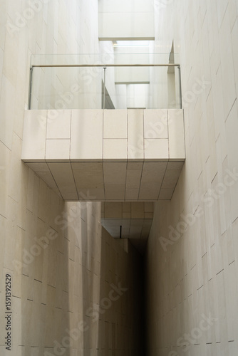 The interior public space design of modern museums reflects a sense of spaciousness and the texture of materials