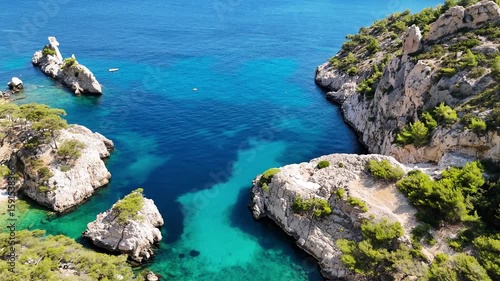 Vidéo d'un paysage paradisiaque au bord de la mer avec des falaises et des calanques, avec une eau bleu, en vacances 