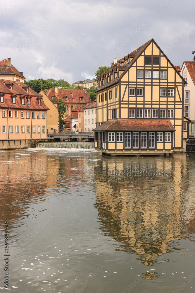 Fototapeta premium Alt-Bamberg, Blick von der Bischofsmühlbrücke über die Regnitz
