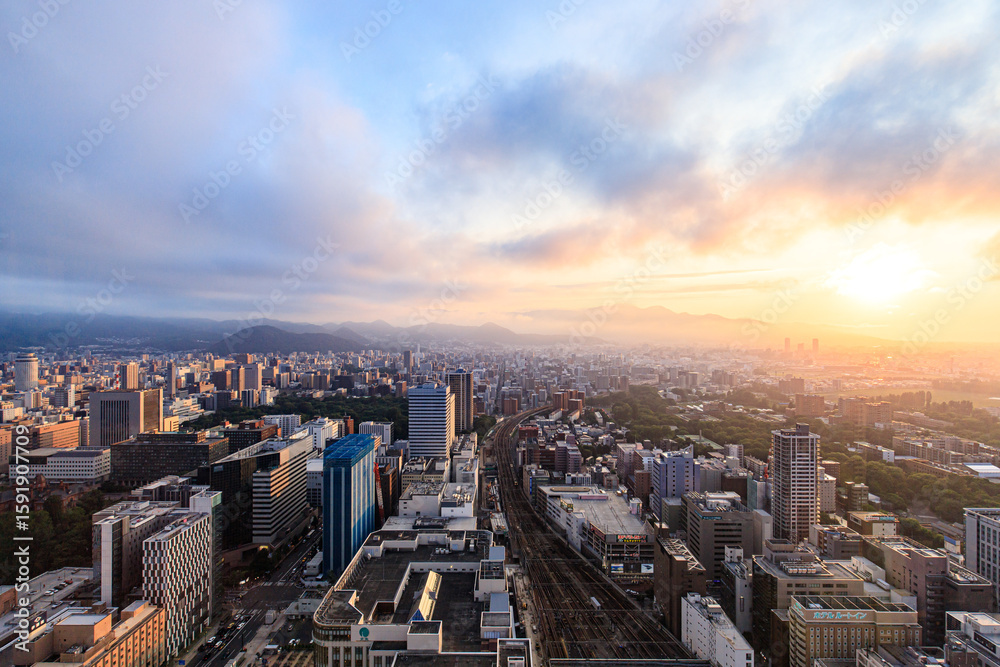 Obraz premium Hokkaido, JapanBeautiful Sunrise Over Sapporo City Skyline in Hokkaido Japan