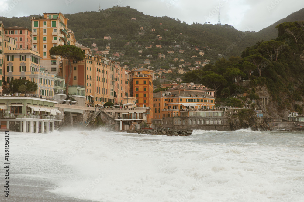 Obraz premium Rough sea crashing on the coast of santa margherita ligure, italy, during a stormy day