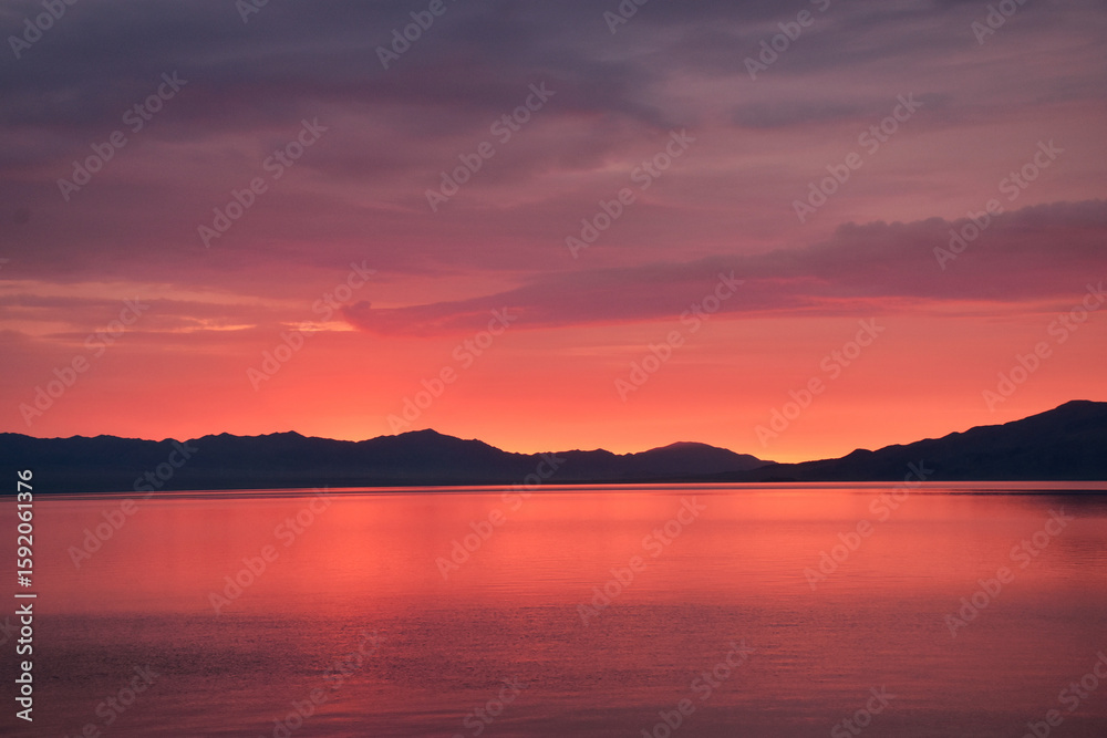 Obraz premium Sunrise Over Sailimu Lake With Morning Glow In Xinjiang Photography
